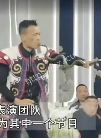 男子生吞活蛇